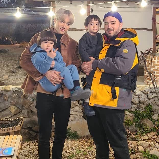 サム・ハミントンのインスタグラム：「카이 삼촌 고맙다!  Thanks Kai」