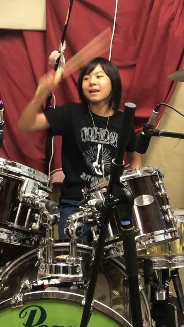 かねあいよよかのインスタグラム：「Yoyoka Improvisation Drum Collection #4   ◎The full size video is on YouTube. (Link is from my profile)  This video is a compilation of Yoyoka's improvised drum solos,all filmed with an iPhone.  よよかの即興ドラムソロをまとめました！すべてiPhoneのみで撮影。 ※フルサイズはYouTubeで（リンクはプロフィールに）  ＃drumsolo #ドラムソロ #きまぐれドラムソロ #Yoyoka #Improvisation #よよか」