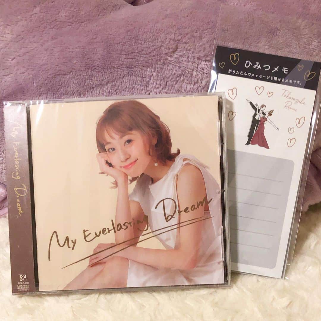 西原さおりさんのインスタグラム写真 - (西原さおりInstagram)「12月19日の宝塚アドベントカレンダーはイチゴホワイトチョコクランチでした✨ イチゴ好きの家族が食べました😂 ・ #宝塚歌劇団 #adventcalendar  ・ ・ ・ 今日は雪組エリアってことで、3枚目はまあやちゃんのCDです✨ この前の観劇時にシャンテのキャトルで購入。 あらためて上手いなぁ〜とうっとり聞いています。 卒業は寂しいんだけど、その後の活躍を想像すると楽しみで仕方なくなるし…複雑ですよね！ ・ #雪組 #真彩希帆 さま✨ #myeverlastingdream  ・ ・ ・ そして、昨日帰宅してから気付いたんですが、新生雪組さんの全ツとあーさの東上付き主演も発表されたんですね✨ どっちも観たい！観たすぎる！！ 今から神頼みだなぁこれは😂 ・ #彩風咲奈 さま✨ #朝月希和 さま✨ #朝美絢 さま✨ ・ ・ ・ #宝塚ファン #ナレーター #声優 #西原さおり #voiceover #japanesevoiceover @saolisample」12月19日 14時25分 - saolio