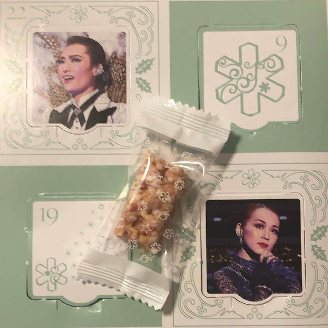 西原さおりさんのインスタグラム写真 - (西原さおりInstagram)「12月19日の宝塚アドベントカレンダーはイチゴホワイトチョコクランチでした✨ イチゴ好きの家族が食べました😂 ・ #宝塚歌劇団 #adventcalendar  ・ ・ ・ 今日は雪組エリアってことで、3枚目はまあやちゃんのCDです✨ この前の観劇時にシャンテのキャトルで購入。 あらためて上手いなぁ〜とうっとり聞いています。 卒業は寂しいんだけど、その後の活躍を想像すると楽しみで仕方なくなるし…複雑ですよね！ ・ #雪組 #真彩希帆 さま✨ #myeverlastingdream  ・ ・ ・ そして、昨日帰宅してから気付いたんですが、新生雪組さんの全ツとあーさの東上付き主演も発表されたんですね✨ どっちも観たい！観たすぎる！！ 今から神頼みだなぁこれは😂 ・ #彩風咲奈 さま✨ #朝月希和 さま✨ #朝美絢 さま✨ ・ ・ ・ #宝塚ファン #ナレーター #声優 #西原さおり #voiceover #japanesevoiceover @saolisample」12月19日 14時25分 - saolio