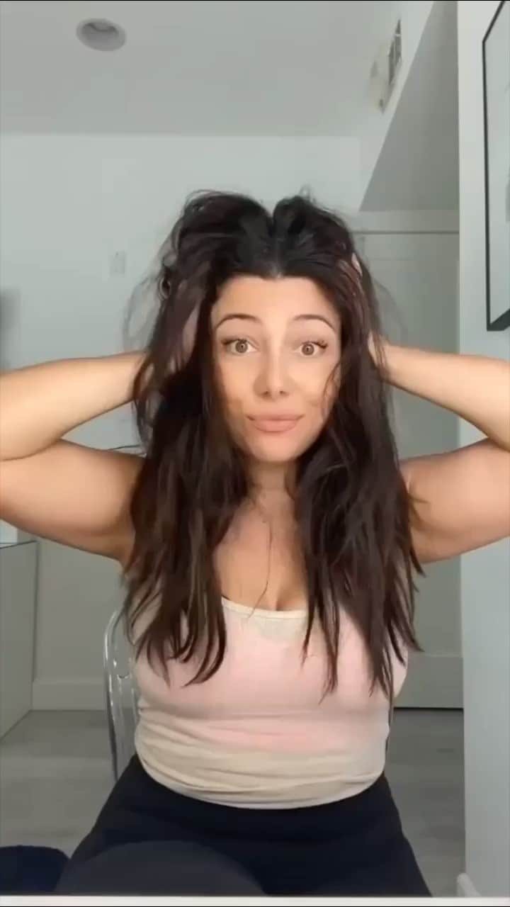 のインスタグラム：「From our friends at @thedrybar: Frizzy hair helper! If you suffer from frizzy hair, ask yourself: Am I using Liquid Glass Miracle Smoothing Sealant? If you answered no, you should shop the product at Sephora 😉 @anyastyleme 💙」