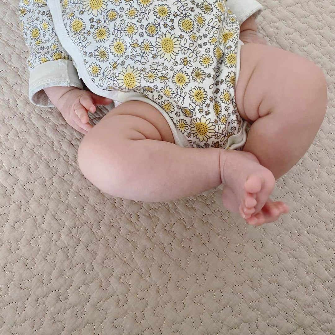 のインスタグラム：「.  ムチムチ♡  たくさんお話してくれるようになってきた🥺💕 笑顔もたくさん♡日々成長してる！！  #littlemai🍒」