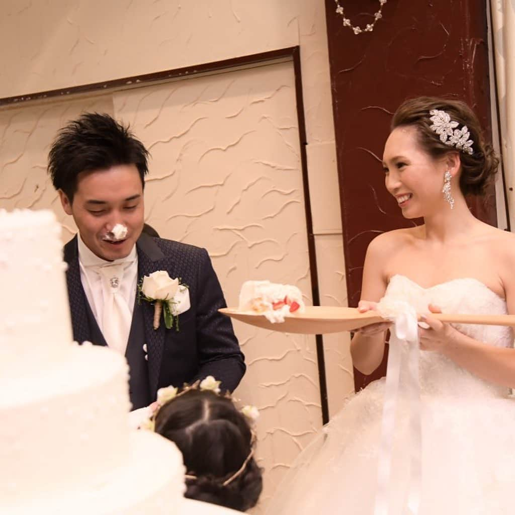 ブライダル グランシア須賀川《福島県須賀川市：結婚式場》のインスタグラム：「☆。・。・。・。・。・。・。・。・。・☆  ファーストバイト💕 お鼻についたケーキが可愛らしい新郎様🎂  ☆。・。・。・。・。・。・。・。・。・☆﻿ 🌿須賀川の結婚式場 　【グランシア須賀川】 🌿﻿住所　福島県須賀川市池上町７４﻿ 🌿TEL　0248-75-1166🌿﻿FAX　0248-76-0484﻿🌿mail　info@grancia.jp﻿ 🌿公式HPでは最新情報を日々更新中♪﻿www.grancia.jp  🌿LINE公式アカウントも登場！ お得な情報を受け取るには、以下のリンクから友だち追加してください◎ https://lin.ee/1cChnUR  🌿フェアのご予約は、公式ホームページから、または公式LINE、お電話からも受付中♡  ☆。・。・。・。・。・。・。・。・。・☆﻿ ﻿ #須賀川の結婚式場 #須賀川結婚式 #グランシア須賀川 #グランシア #オリジナルウェディング #wedding #happy #プレ花嫁 #プレ花婿 #貸切 #結婚式 #ブライダル #オシャレ #人気式場 #幸せ結婚式 #ナチュラル #japan #sukagawa #フォトウェディング #緑 #青空 #sweets#ファーストバイト#ケーキ#ウェディングケーキ」