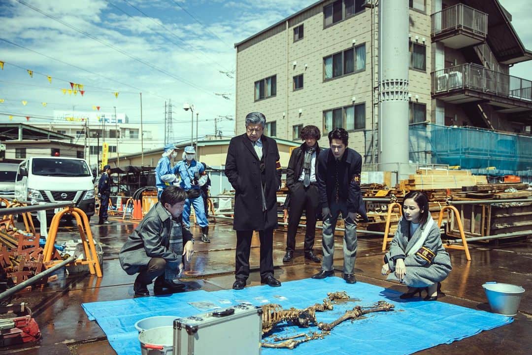 連続ドラマW コールドケース ～真実の扉～さんのインスタグラム写真 - (連続ドラマW コールドケース ～真実の扉～Instagram)「ついに、大注目の第3話が今夜10時放送🎥👗  連続ドラマW「コールドケース3」 CASE3 「女優」  工事現場で白骨遺体が発見され、遺体は60年前に失踪した新人俳優・野口雅之（泉澤祐希）であることが判明する。野口の弟は、失踪前日に兄が交際していた銀幕の大スターであった女優・貴船美沙（有村架純）を「絶対に許さない」と言っていたと証言。素行が悪かった雅之の失踪はさまざまな憶測が飛び交ったが、弟は美沙が兄を殺したのではないかと疑っていた。百合は60年ぶりに映画界へ戻ってきた美沙（松原智恵子）を訪ねる。  1週間お待たせしました！！ 話題沸騰中のコールドケース3、 第3話が今夜10時放送&配信📺✨ 銀幕の大女優に隠された哀しき秘密とは－。  1960年代の時代風景はアメリカから取り寄せた白黒フィルムでの撮影🎥！ そして当時の衣装ヘアメイクやセットにも注目👠  「コールドケース3」WOWOW公式番組サイトも要チェック📌  https://www.wowow.co.jp/drama/original/coldcase3  #WOWOW #吉田羊 #永山絢斗 #滝藤賢一 #光石研 #三浦友和 #波多野貴文 #村松崇継 #コールドケース3 #真実の扉 #連続ドラマW #オリジナルドラマ #第３話 #有村架純 #岩田剛典 #松原智恵子 #若林豪 #銀幕の大女優の波瀾万丈な人生 #見逃すなんてもったいない #今夜22時彼女の人生と隠された秘密が明らかに　 #白黒の有村さんが美しすぎる　 #白黒の岩田さんも美しすぎる #ぜひお楽しみください」12月19日 14時26分 - coldcase_jp