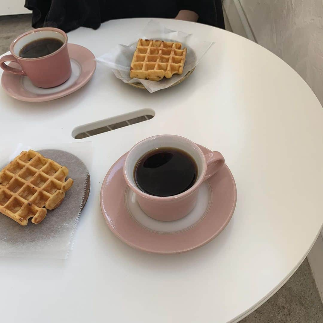 たなかのぞみのインスタグラム：「🧇☕️🤍」