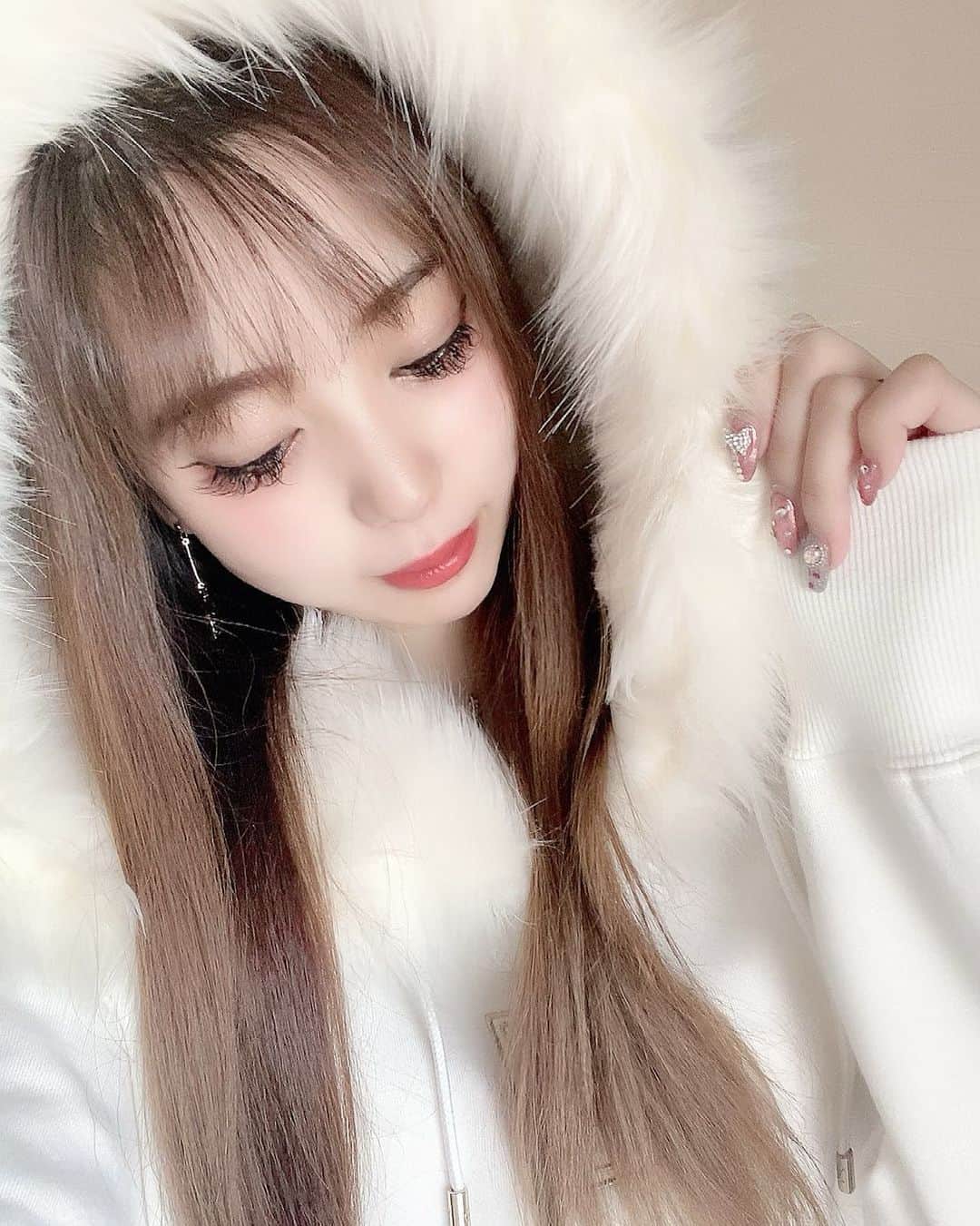 嶋谷愛（あいちゅん）のインスタグラム：「. 冬は白ファーにかぎる。 . . . #winter #Rady #ファーコート #l4l #❤ #White #nail #ジェルネイル #ネイルデザイン」