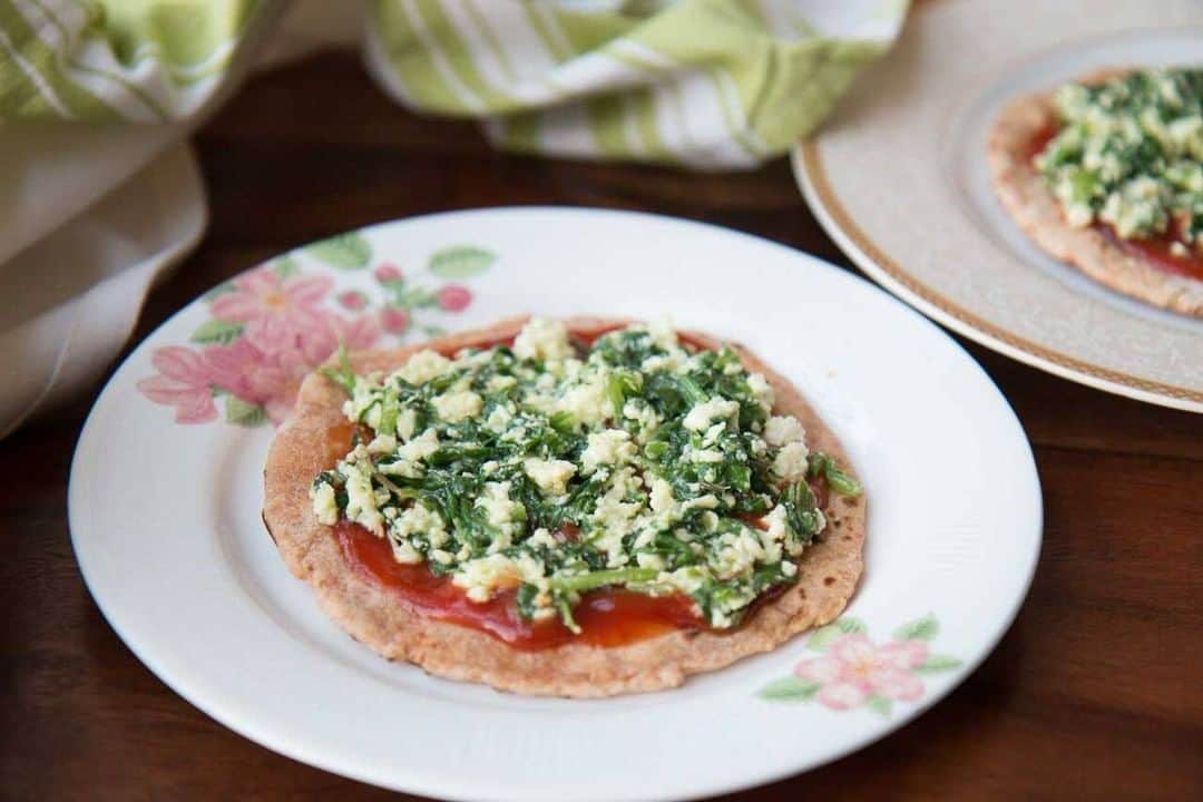 Archana's Kitchenさんのインスタグラム写真 - (Archana's KitchenInstagram)「A whole wheat wholesome pizza topped with spinach and paneer is a great way to add some healthy greens on a Pizza. Try Italian Oat Crust Pizza Topped with Spinach & Paneer this weekend and tell us how you liked it! Get the recipe from the smart.bio link in my profile @archanaskitchen」12月19日 14時30分 - archanaskitchen