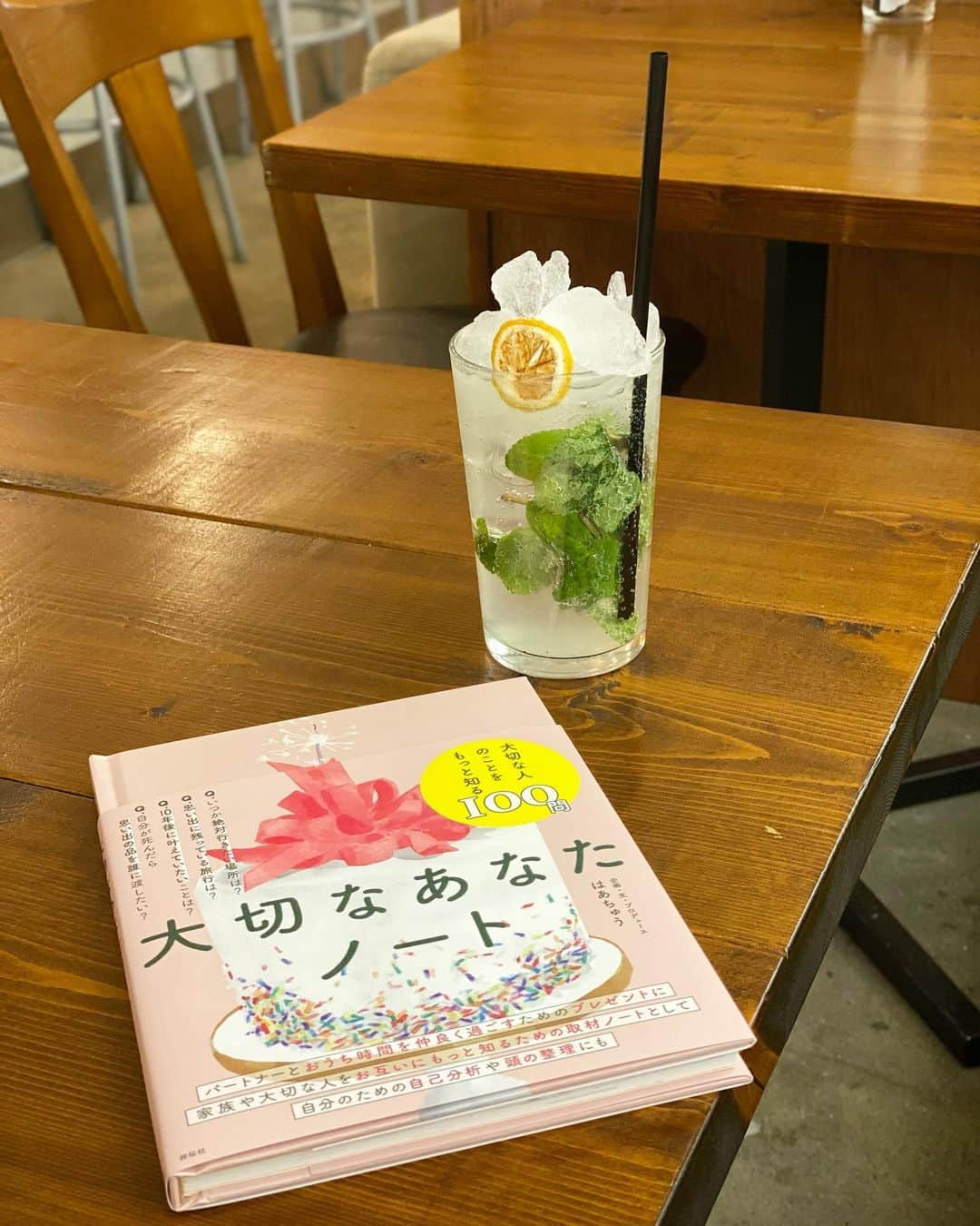 伊藤春香さんのインスタグラム写真 - (伊藤春香Instagram)「#大切なあなたノート﻿ ﻿ の見本が出来たので﻿ 昨日、受け取りがてら、﻿ 26日の刊行記念イベントの﻿ 下見をしてきました。﻿ ﻿ イベント会場は﻿ 渋谷のBAG ONE（バグワン） @bagone_shibuya という﻿ ブックカフェ。1Fが飲食スペースで﻿ 2Fがイベントスペースになっているんです。﻿ ﻿ 【料金】会場チケット（ワンドリンク付き）：2,000円﻿ オンライン参加（配信チケット）：1,500円﻿ ﻿ です。（ストーリーに改めてリンクを貼っておきます）﻿ もしご都合が合えばぜひ！﻿ ﻿ https://bagone.jp/event/dearest-you-note﻿ ﻿ そして会場にいらっしゃる皆様には﻿ BAG ONE（バグワン）さんからワンドリンクを﻿ プレゼントしてもらえることになりました。﻿ ﻿ 出版社が運営するカフェということもあり、﻿ メニューにも読み物などがついているんです。﻿ ﻿ 私が飲んでいるのは、一見モヒートのように見えて、﻿ フレッシュなレモンとミントがたっぷり入った﻿ レモネード。おかわりしたいくらい美味しかったです。﻿ ﻿ #お仕事報告﻿ ﻿」12月19日 14時30分 - ha_chu