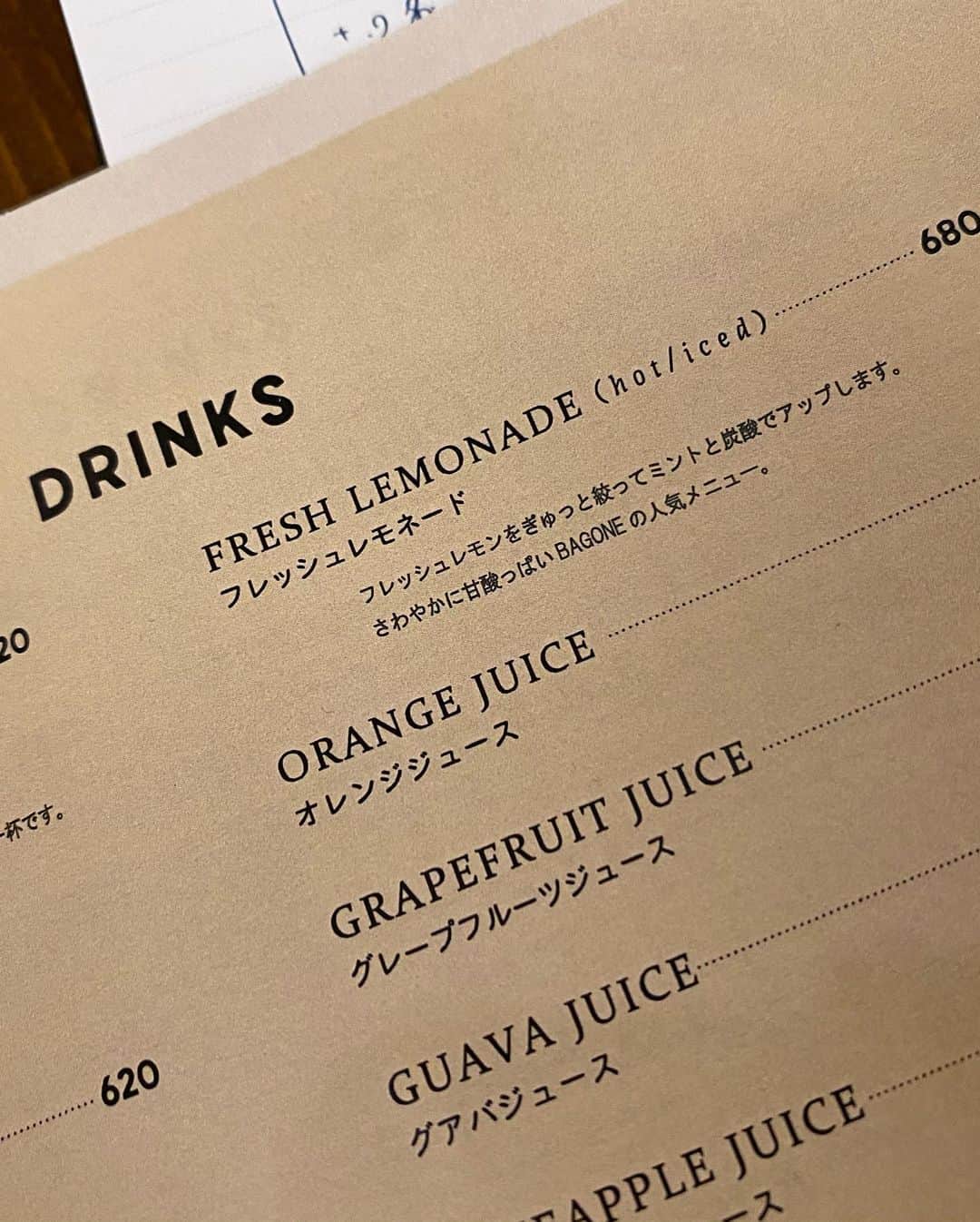 伊藤春香さんのインスタグラム写真 - (伊藤春香Instagram)「#大切なあなたノート﻿ ﻿ の見本が出来たので﻿ 昨日、受け取りがてら、﻿ 26日の刊行記念イベントの﻿ 下見をしてきました。﻿ ﻿ イベント会場は﻿ 渋谷のBAG ONE（バグワン） @bagone_shibuya という﻿ ブックカフェ。1Fが飲食スペースで﻿ 2Fがイベントスペースになっているんです。﻿ ﻿ 【料金】会場チケット（ワンドリンク付き）：2,000円﻿ オンライン参加（配信チケット）：1,500円﻿ ﻿ です。（ストーリーに改めてリンクを貼っておきます）﻿ もしご都合が合えばぜひ！﻿ ﻿ https://bagone.jp/event/dearest-you-note﻿ ﻿ そして会場にいらっしゃる皆様には﻿ BAG ONE（バグワン）さんからワンドリンクを﻿ プレゼントしてもらえることになりました。﻿ ﻿ 出版社が運営するカフェということもあり、﻿ メニューにも読み物などがついているんです。﻿ ﻿ 私が飲んでいるのは、一見モヒートのように見えて、﻿ フレッシュなレモンとミントがたっぷり入った﻿ レモネード。おかわりしたいくらい美味しかったです。﻿ ﻿ #お仕事報告﻿ ﻿」12月19日 14時30分 - ha_chu