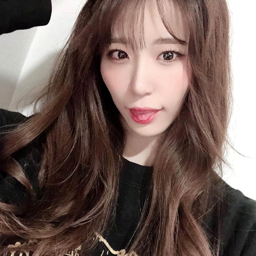 AKARIのインスタグラム：「. . . #dailylook #fashion #ootd #music #musician #bass #bassguitar #acdc  #bassist #japanesegirl #japan #follow #pink #koreanfashion #bassgram #groove #slapbass #basssolo #YouTube #youtuber #bass #ベース #ベース女子 #red #akaちゃんねる　#bassgirls #ベース弾いてみた」