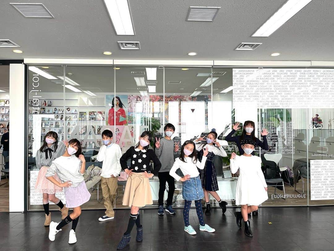 セントラルジャパンのインスタグラム：「今日は、ジュニアモデルレッスンの大きい学年の子たちの発表の日でした✨ 初回からの成長具合にマネージャーたちもみんなビックリしました😊 . . #セントラルジャパン#モデル#モデル事務所#centraljapan#model#modelagency#entertainment#fashion#nagoya#tokyo#名古屋モデル事務所#東京モデル事務所#model#子供モデル#レッスン」