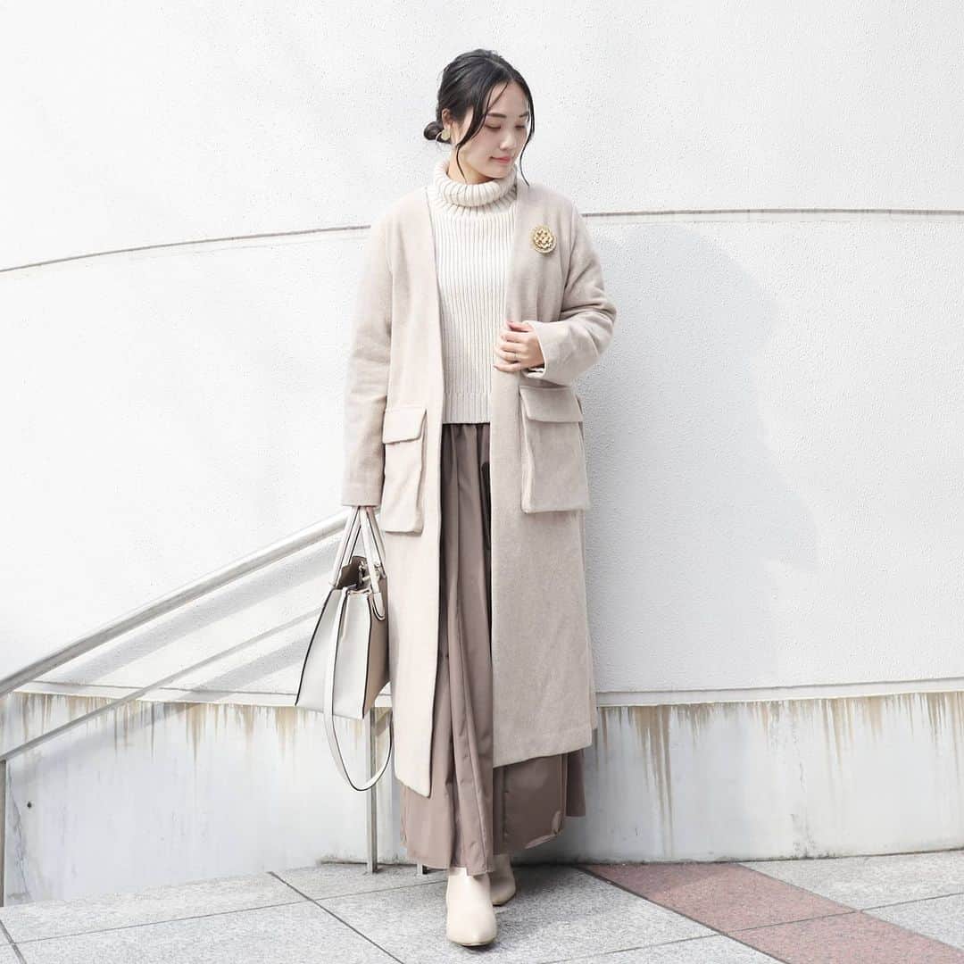 Eri Satoのインスタグラム：「ivory×khakiコーデ · coat: @lagunamoon_com knit: @titivatejp skirt: @rectangle_official  pierce: @joueri shoes: @welleg_shoes · 先日のお出かけコーデ コートありバージョン😋 このコートは2wayで衿が付けられるようになってるの🤗 @rectangle_official #タフタロングスカート との色合いもバッチリ💛 · 今日は久しぶりに子どもたちの撮影だったよー✨ またアップします☺ · #rectangle_official#rectangle_code#rectangle#レクタングル#スカートコーデ#ニット#高身長コーデ#ママコーデ#カジュアルコーデ#ニットコーデ #冬コーデ#fashion#ootd#outfit#code#coordinate#style#ファッション#コーディネート#コーデ#プチプラ#プチプラコーデ#シンプルコーデ#mamagirl#locari#partegram#カジュアル#お洒落さんと繋がりたい」