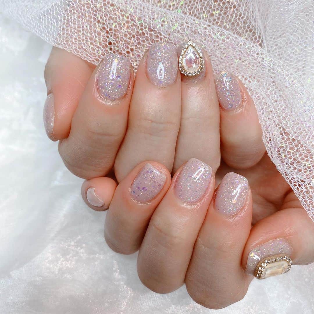 ひよんさんのインスタグラム写真 - (ひよんInstagram)「☃️💅 ㅤㅤㅤㅤㅤㅤㅤㅤㅤㅤㅤㅤㅤ 2020年最後のネイル❤️ グレージュを薄く塗って 雪みたいなラメをつけてもらったよ😍❄️ いろんなサイズのラメが入っててかわいすぎる。 自分が考えたデザインみたいに言ってるけど @chiiii__soso ちゃんとお揃いにしたの🤭笑 2020年最後に行けてよかった💛 ありがとうございました😝✨ ㅤㅤㅤㅤㅤㅤㅤㅤㅤㅤㅤㅤㅤ 2020年も、もう終わるのか🥲 ㅤㅤㅤㅤㅤㅤㅤㅤㅤㅤㅤㅤㅤ #nail #2020nails #winter #sosostand #네일아트 #네일 #네일디자인 #희영 #ネイル #ネイルデザイン #ソソスタンド #ひよん」12月19日 14時34分 - cchan_fee4