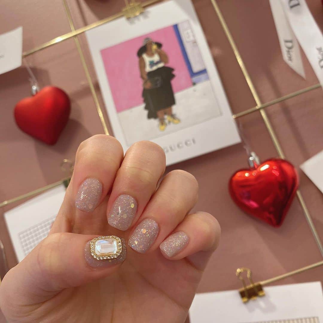 ひよんさんのインスタグラム写真 - (ひよんInstagram)「☃️💅 ㅤㅤㅤㅤㅤㅤㅤㅤㅤㅤㅤㅤㅤ 2020年最後のネイル❤️ グレージュを薄く塗って 雪みたいなラメをつけてもらったよ😍❄️ いろんなサイズのラメが入っててかわいすぎる。 自分が考えたデザインみたいに言ってるけど @chiiii__soso ちゃんとお揃いにしたの🤭笑 2020年最後に行けてよかった💛 ありがとうございました😝✨ ㅤㅤㅤㅤㅤㅤㅤㅤㅤㅤㅤㅤㅤ 2020年も、もう終わるのか🥲 ㅤㅤㅤㅤㅤㅤㅤㅤㅤㅤㅤㅤㅤ #nail #2020nails #winter #sosostand #네일아트 #네일 #네일디자인 #희영 #ネイル #ネイルデザイン #ソソスタンド #ひよん」12月19日 14時34分 - cchan_fee4