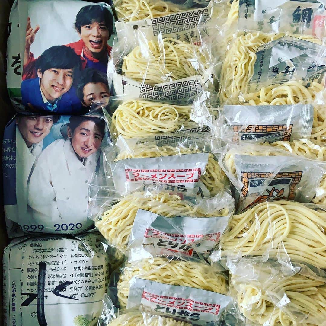 志摩有子さんのインスタグラム写真 - (志摩有子Instagram)「帰宅したら届いていた！ 大好きな邦栄堂の中華麺と餃子の皮の詰め合わせセット。しかも餃子が包んである新聞紙が嵐😂しかも2個セットで5人全員が😂😂って、よく見ると相葉くんが…😂 ほんと、いつもお茶目すぎるお心遣いに癒される。今年もたくさん邦栄堂さんにはお世話になりました。来年もたくさん頂きます。  #邦栄堂製麺 #餃子新聞」12月19日 14時34分 - ariko418