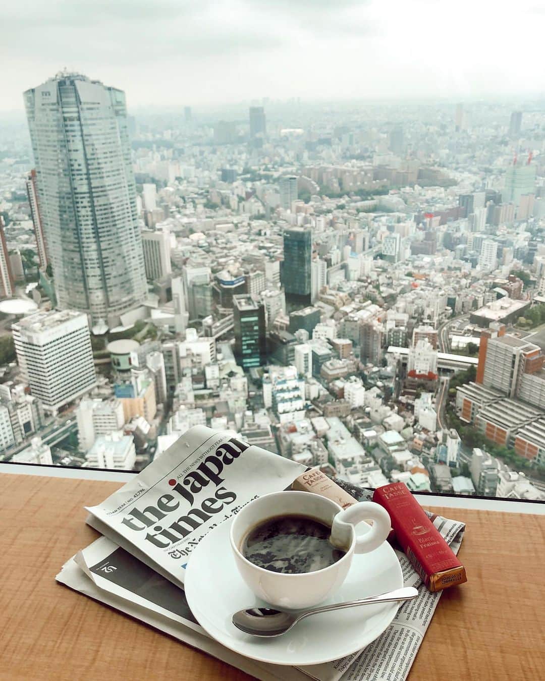 The Ritz-Carlton, Tokyoのインスタグラム：「お部屋からの景色を眺めながらほっとひと息☕﻿ ﻿ Relax with a panoramic view of Tokyo and a cup of coffee☺️💙 -via @eriko_s2  #RitzCarltonTokyo #RCMemories」