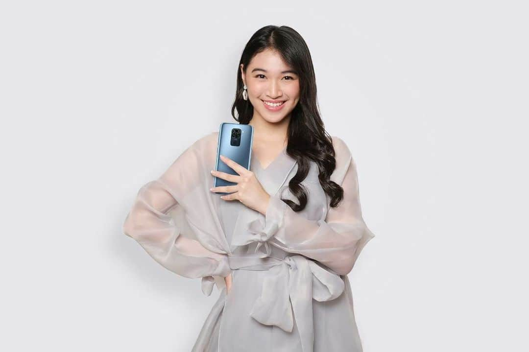 シャニ・インディラ・ナティオのインスタグラム：「Hi teman-teman, banyak yang tanya apa sih rahasia dibalik foto-foto kerenku? Aku cuman pakai #RedmiNote9. Memang sekeren itu hasil foto dari 48MP Quad Kameranya dijamin bikin betah foto-foto seharian. Nah, sekarang aku mau bagiin 3 pcs Redmi Note 9 untuk 3 pemenang beruntung biar bisa punya foto sekeren aku! Caranya mudah banget:  1. Pastikan kalian udah follow akun IG aku, @xiaomi.indonesia dan juga akun @mistore.indo, @mishop.indo untuk dapetin info update seputar offline store Xiaomi Indonesia.  2. Tulis di kolom komentar kalau kamu dapat  #RedmiNote9, kamu akan pakai 48MP Quad Kameranya untuk foto-foto apa saja nih?  Pemenang yang beruntung akan diumumkan pada tanggal 23 Desember 2020. So, good luck!   #RedmiNote9 #GengJawara」