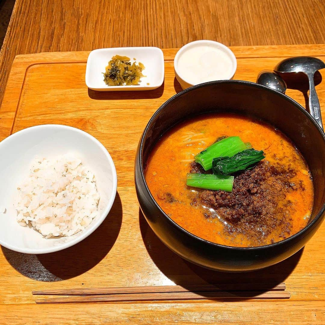 林田雪菜さんのインスタグラム写真 - (林田雪菜Instagram)「久しぶりの食べ物投稿🤤 といってもちょっと前のなんだけど… 皆さんから教えてもらった美味しい担々麺のお店の中からひとつ🧡 並木坂にある中華料理屋さん「チャオリー」✨ 位置情報つけてます🙋‍♀️  ランチの担々麺セット☻ 辛すぎず、ゴマの風味がしっかりしていて、最後はご飯をinしてスープまで全部飲み干しちゃうくらい美味しかった〜✨  他にも行ったことない気になるお店があったので また今度行ってみよっと🍜 熊本の美味しい担々麺のお店 まだまだ募集中です笑  #熊本ランチ #担々麺 #熊本担々麺 #並木坂 #並木坂ランチ #チャオリー #ミシュラン #担々麺が美味しいお店 #まだまだ知りたい☺️」12月19日 14時38分 - hayashidayukina