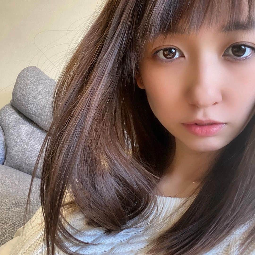小林夏子のインスタグラム：「髪を切ったので最近教えてもらったアプリで自撮りしてみたら え、まじ誰、みたいな顔に…！ これが盛りってやつですか、、 せちがらいねぇ。  はるちゃんいつもありがとう✄✨  #selfie #app #beauty #cheating #hairchange  #evoke #salon #love #life #thanks」