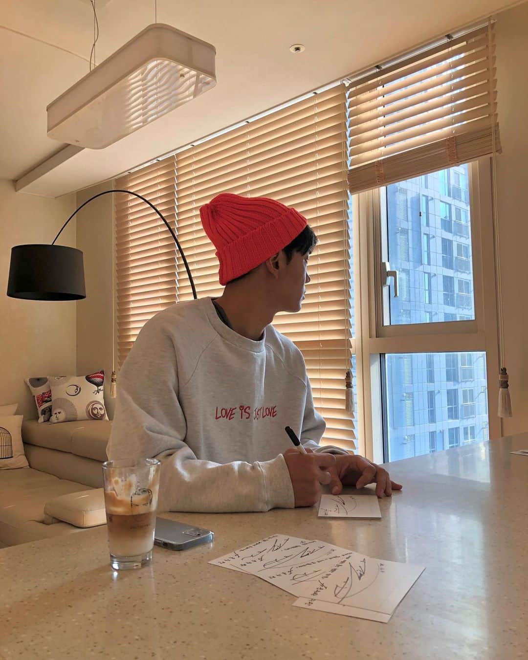 オン・ジュワンのインスタグラム：「생일에 이렇게 주려고 다 써뒀는데.. 공연이 잠시 중단되서 이렇게라도 전해 추운 겨울 감기 조심하고 마스크 절대 잊지말고 각자의 어려운 시기 잘 이겨내고 웃는 얼굴로  다시 만나 🧡」