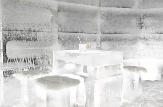 星野リゾート　トマムのインスタグラム：「氷の街「アイスヴィレッジ」にある「氷のMilk Cafe」。３つのドームでできており、1つ目のドームで商品を購入し、残りの２つのドームには氷のテーブルとイスがあり、ここでドリンクを楽しむことができます。  #HoshinoResorts #星野リゾート #tomamu #hoshinoresortstomamu #星野リゾートトマム #トマム #risonaretomamu #リゾナーレトマム #risonare #リゾナーレ #北海道旅行 #星野集團 #Hokkaidotrip #アイスヴィレッジ #icevillage」