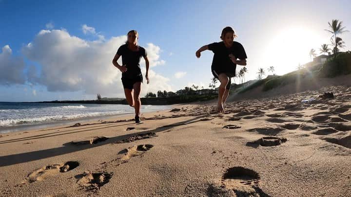 レイキー・ピーターソンのインスタグラム：「Maui Adventures // VLOG 21. //  • If you’ve got 12 spare minutes and want to view my latest VLOG hit the link in my bio. •  This video features post competition adventuring with @williekessel , a comical tennis battle with @dmacsurfboards @brontemacaulay , working out with @thomas_allan  and more. Enjoy 🤗 • @gopro  #gopro」