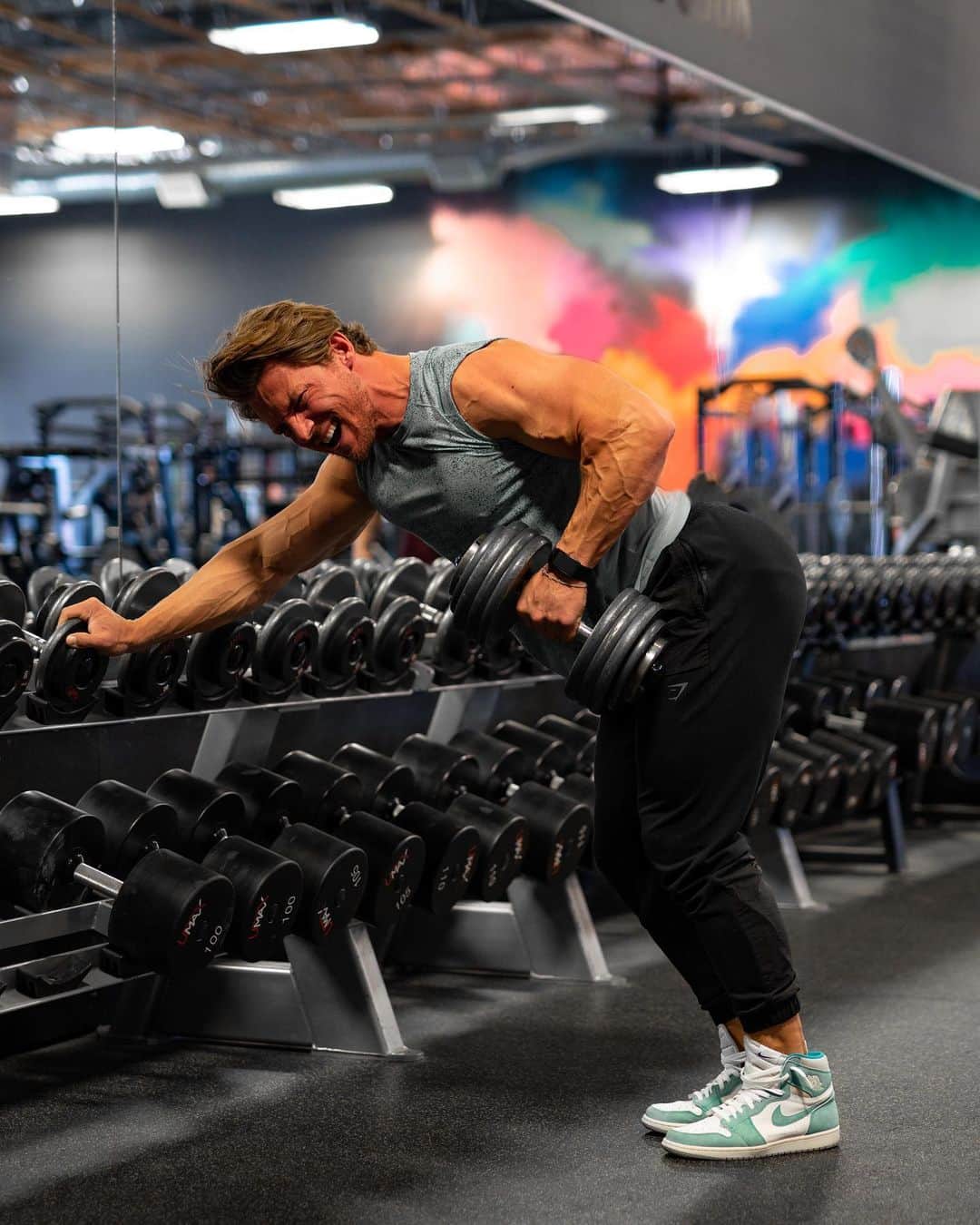 スティーブ・クックのインスタグラム：「Try not to be jealous of my awesome Tan-lines. For this work out I chose 3 exercises using dumbbell only. A row, a pull up and a dumbbell pull over. I always include a row a pull down in my work out I also like to do either a dumbbell pull over or a cable pull over as a way to stretch the intercostals and use the lats to pull the weight back.   1. DB Row- 4 sets 8 reps. Row to grow! I like to hold onto something with my offhand as a way of giving supporting my lumbar spine.  2. DB weighted Pull up- 4 sets - 12,10,8 6 reps.  3. DB pull over - 4x12 Sink you hips as the weight extends overhead.   I am wearing the new @GymShark releases. This is the chalk tank in light green (xl) and the venture jogger black (large)  @fitnessculturetraining」