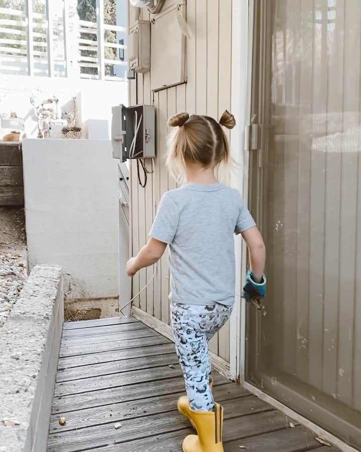 ストーミ・ヘンレイのインスタグラム：「Gravity video dump, she’s the funniest kid on earth, never not entertained, also the red slime... I’m still dying😂😂😂」