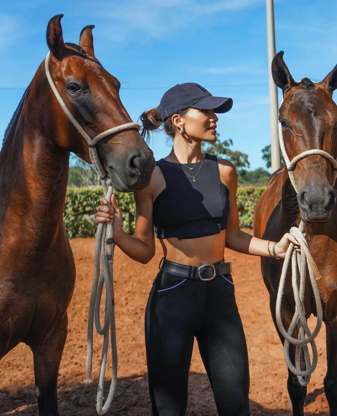 Camila Coelhoさんのインスタグラム写真 - (Camila CoelhoInstagram)「My therapy 🖤🐴 Minha terapia! #vacation @harasyuri @harasbrisanoturna #mangalargamarchador」12月19日 6時06分 - camilacoelho