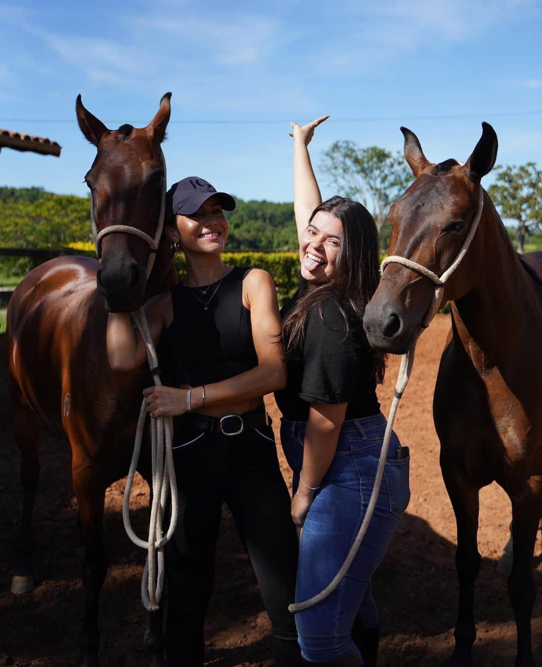 Camila Coelhoさんのインスタグラム写真 - (Camila CoelhoInstagram)「My therapy 🖤🐴 Minha terapia! #vacation @harasyuri @harasbrisanoturna #mangalargamarchador」12月19日 6時06分 - camilacoelho