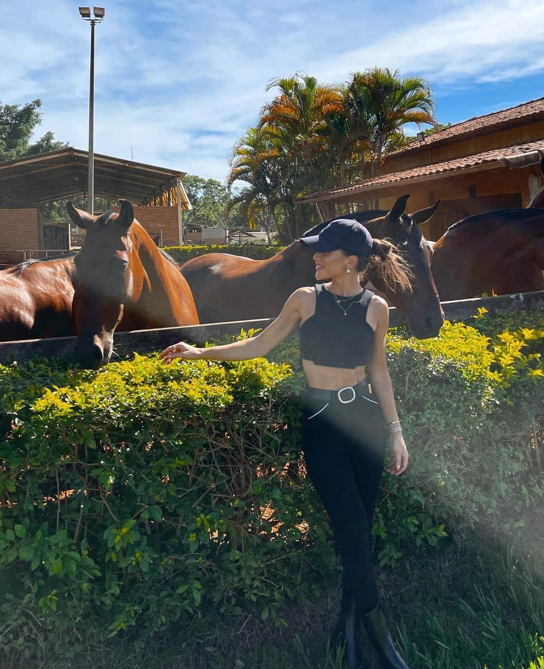 Camila Coelhoさんのインスタグラム写真 - (Camila CoelhoInstagram)「My therapy 🖤🐴 Minha terapia! #vacation @harasyuri @harasbrisanoturna #mangalargamarchador」12月19日 6時06分 - camilacoelho