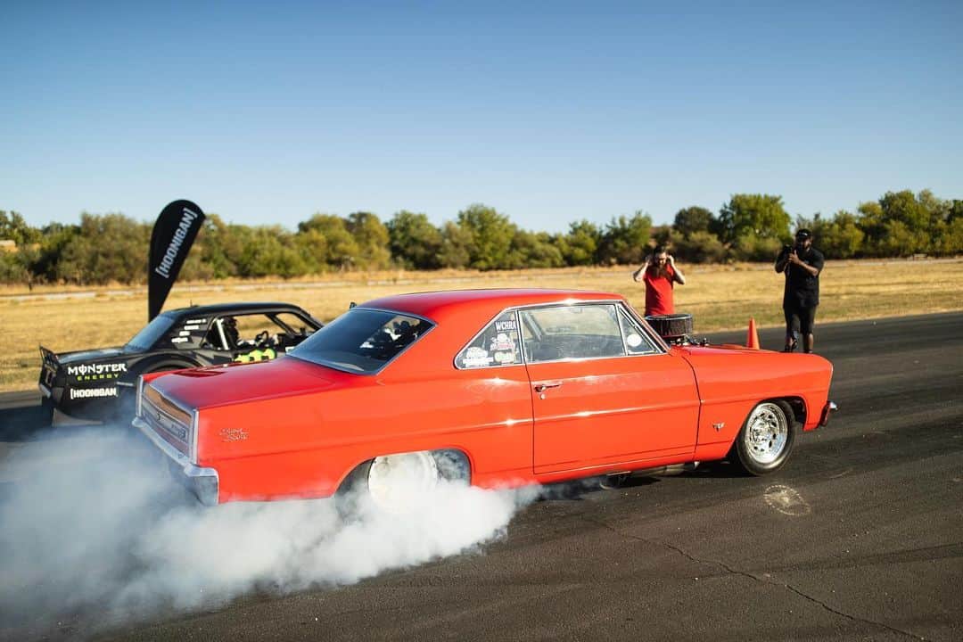 ケン・ブロックのインスタグラム：「Big thanks to to Chris Pintor (@aintskeerdracing) for bringing the “muscle” with his 1,100 horsepower ‘66 Nova drag car for a proper Ford vs. Chevy straight line grudge match in the latest episode of Hoonicorn Vs The World. To see how my Ford Mustang RTR Hoonicorn did against a proper American muscle drag car, click the link in my bio. #HoonicornVsTheWorld #musclecar rivalry」