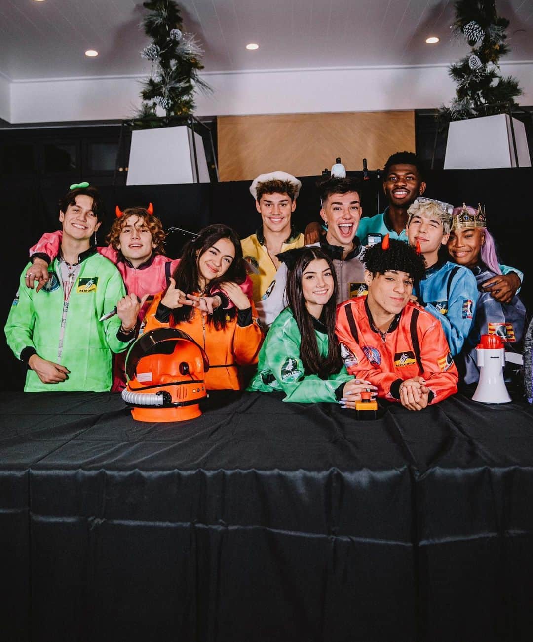 のインスタグラム：「/ AMONG US SQUAD ✨ • who do you see in this photo? 👀」