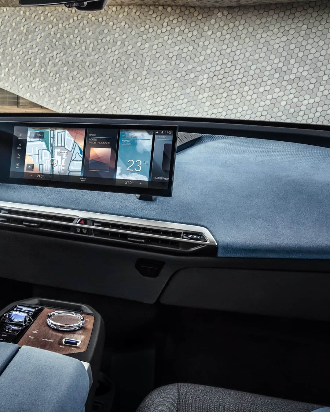 BMWさんのインスタグラム写真 - (BMWInstagram)「More space for your personal well-being. The interior of the first-ever BMW iX. #THEiX #BornElectric #BMW @BMWi #automotivedesign #interiordesign」12月19日 6時00分 - bmw
