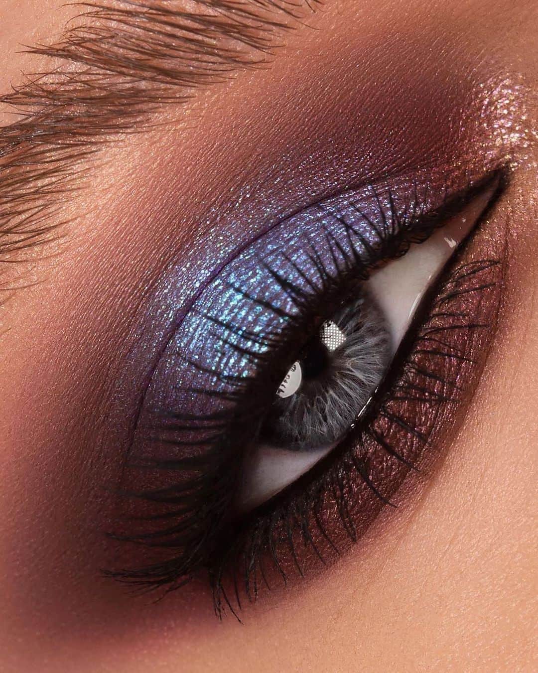 のインスタグラム：「From our friends at @patmcgrathreal: COUTURE CONSTELLATION ⚡️⚡️⚡️ The *NEW* Celestial Divinity Luxe Quad in ‘INTERSTELLAR ICON’ stars four stunning colours perfect for creating out-of-this-world looks like this, using shades 'HYPNOTIQUE,' an enigmatic electric warm blue metallic, ‘DIVINE DAHLIA,’ an irresistible iridescent bronze taupe + ‘GOLDEN POLARIS,’ a legendary luminous bronze taupe ⚡️⚡️⚡️ Shop NOW at Sephora.  PAT McGRATH LABS Celestial Divinity Luxe Quad」