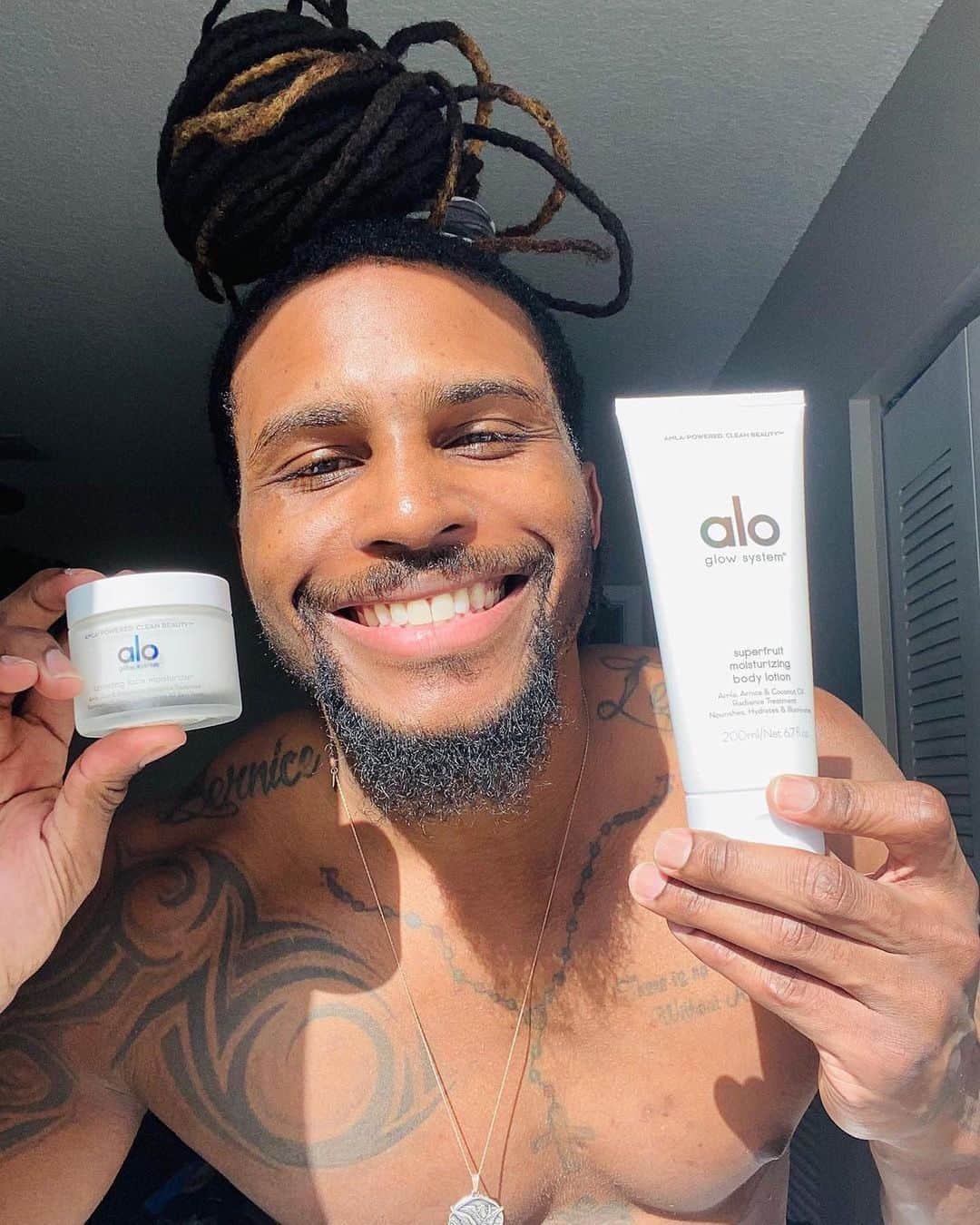 ALO Yogaさんのインスタグラム写真 - (ALO YogaInstagram)「Did you know the #AloGlow System is made CLEAN in California? 🌱✨ Watch our Story to test your knowledge of clean beauty & learn the importance of what we put on our body!  📸 @dade2shelby」12月19日 6時02分 - aloyoga