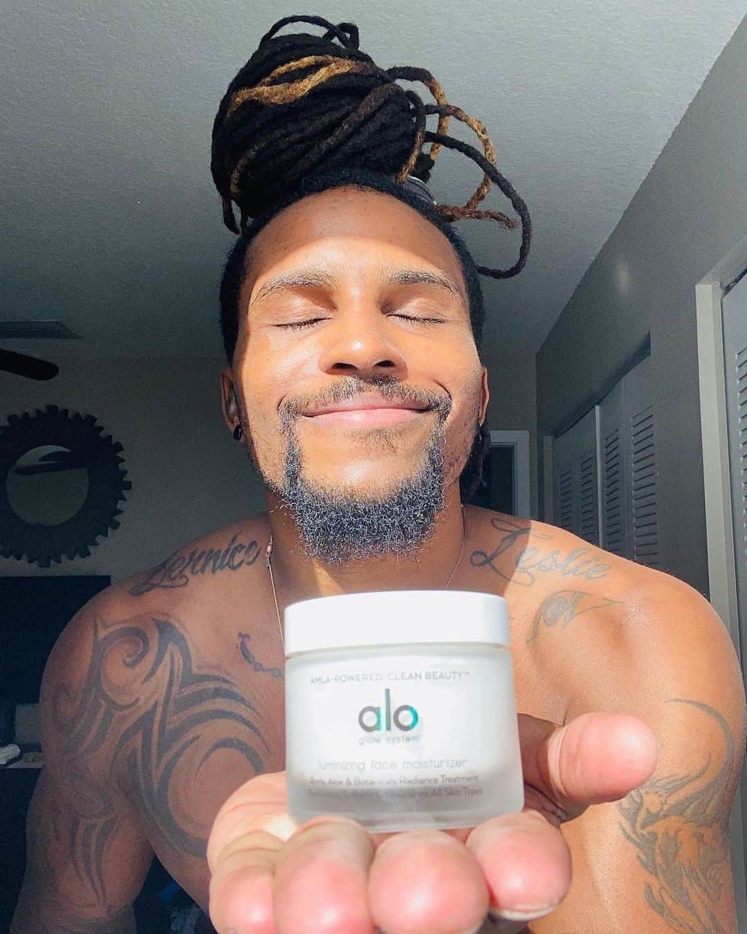 ALO Yogaさんのインスタグラム写真 - (ALO YogaInstagram)「Did you know the #AloGlow System is made CLEAN in California? 🌱✨ Watch our Story to test your knowledge of clean beauty & learn the importance of what we put on our body!  📸 @dade2shelby」12月19日 6時02分 - aloyoga