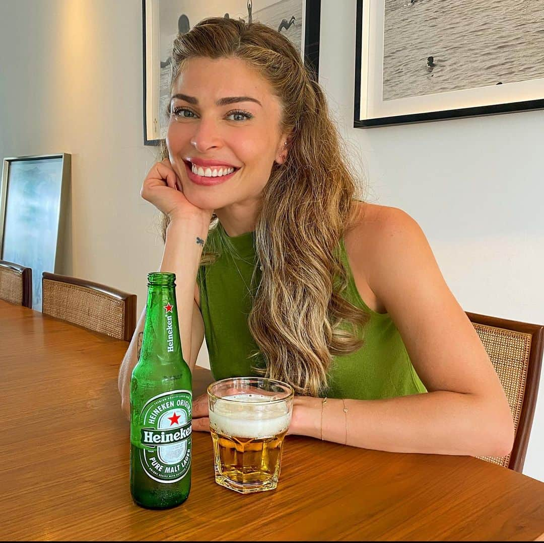 massaferaさんのインスタグラム写真 - (massaferaInstagram)「Acabou o suspense. Quer saber qual é o novo ingrediente da Heineken? Energia Verde! A partir desse mês @heinekenbr passará a ser produzida com energia 100% renovável, nas fábricas de Alagoinhas (BA), Araraquara (SP) e Ponta Grossa (PR). É uma iniciativa para reduzir a emissão de CO2 no meio ambiente. E olha que incrível a ação que eles fizeram: para celebrar esse momento, iluminaram o Museu do Amanhã inteiro de verde. Afinal, com essa história de energia renovável, o amanhã ficou ainda mais verde, né?  #HeinekenEnergiaVerde #Apreciecommoderação #publi」12月19日 6時03分 - massafera