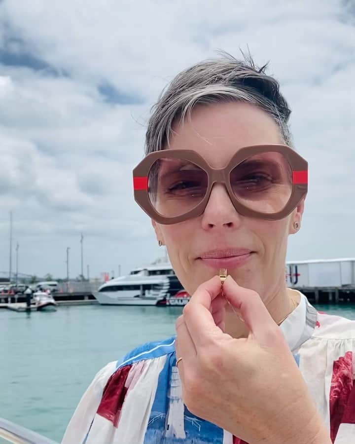 カレンウォーカーのインスタグラム：「Back by popular demand.. product demos by @karen_walker 🤗 9 carat gold whistle necklace from new KW jewellery collection ‘The Navigator’.」