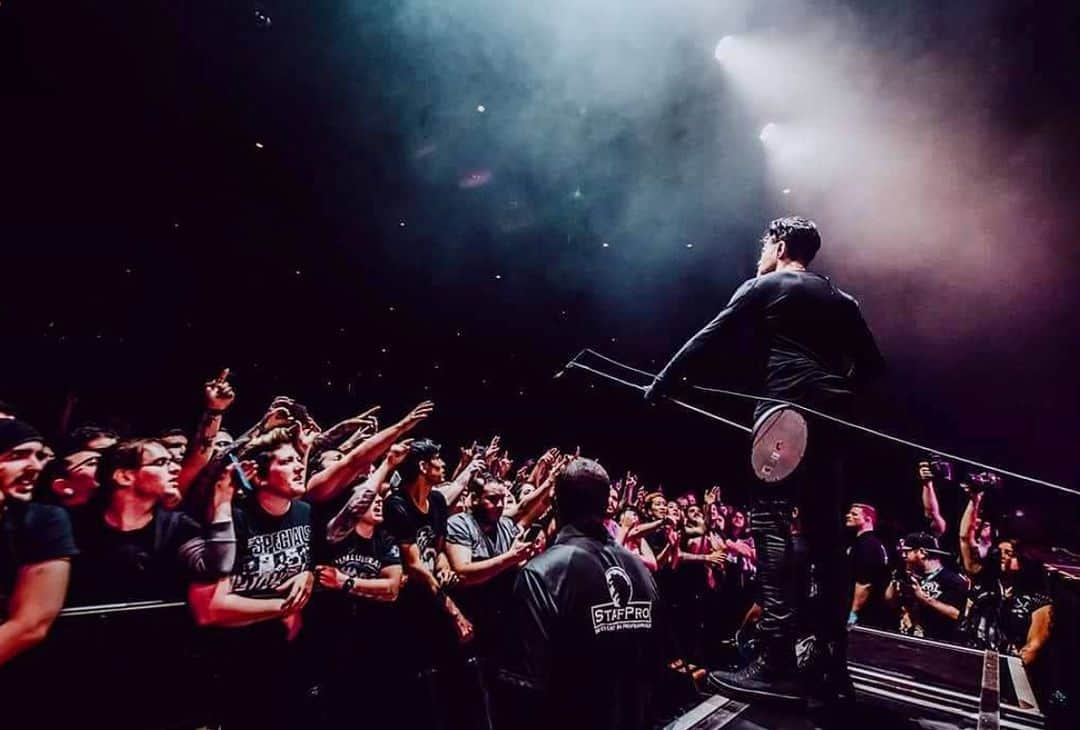 AFIのインスタグラム：「And you sing along. ﻿ ﻿📷: @ahpconcerts」