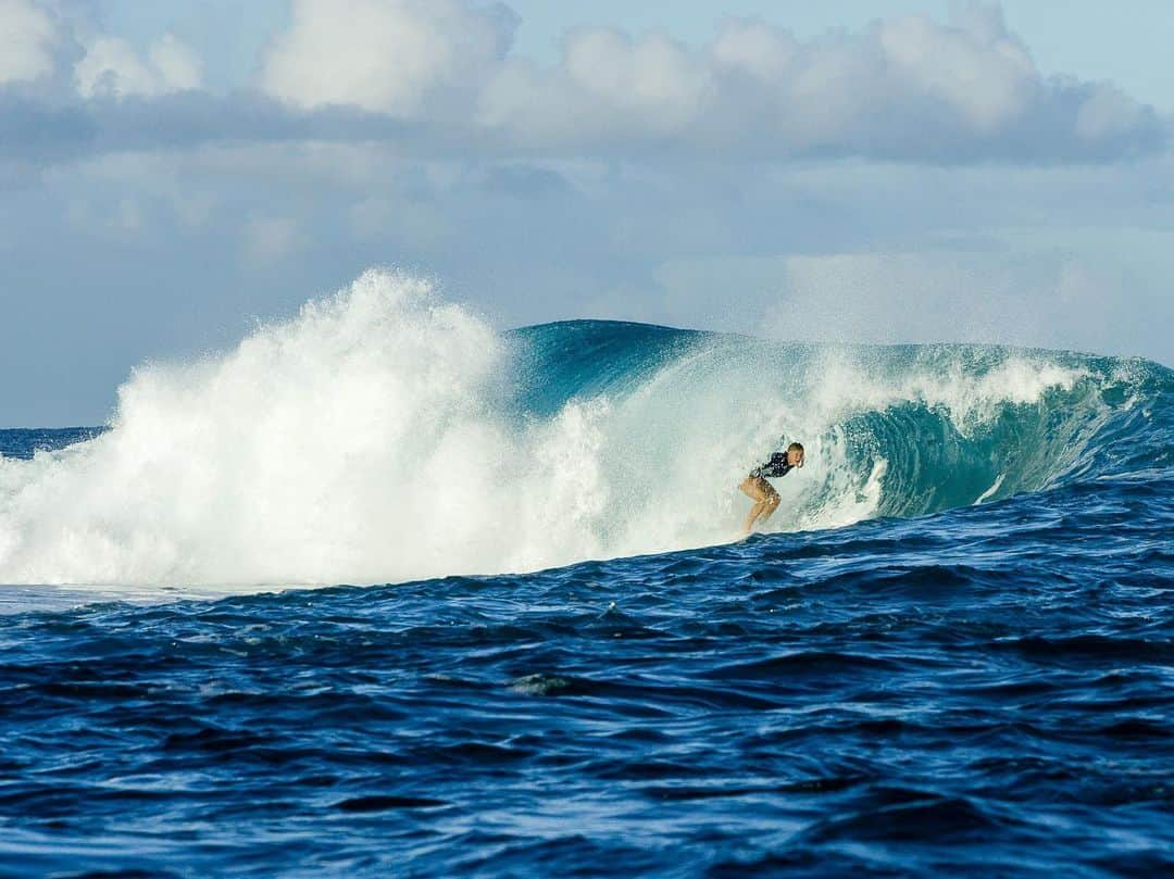 Bethany Hamiltonさんのインスタグラム写真 - (Bethany HamiltonInstagram)「When I get a surf alert email, it’s hard not to have a lil fomo 🤗😆  @ripcurl_women @lieberfilms @unstoppablethefilm @surfline @manoatours  Ever since I was young “all I wanted for Christmas was good surf!” That was our family tradition going surfing! Still the same  haha but now I just also want to enjoy my family and celebrate the beauty of Christmas!  This was a fun slabby wave we surf by ourselves in Samoa while filming my documentary! Samoa is a rad place to visit with epic adventures and plenty of surf!」12月19日 6時16分 - bethanyhamilton