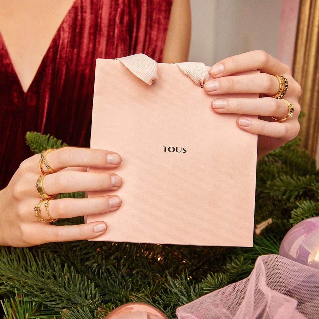 トウスのインスタグラム：「Loving your gift makes Christmas even merrier. #NormalChristmas #StayTender #TOUSJewelry」