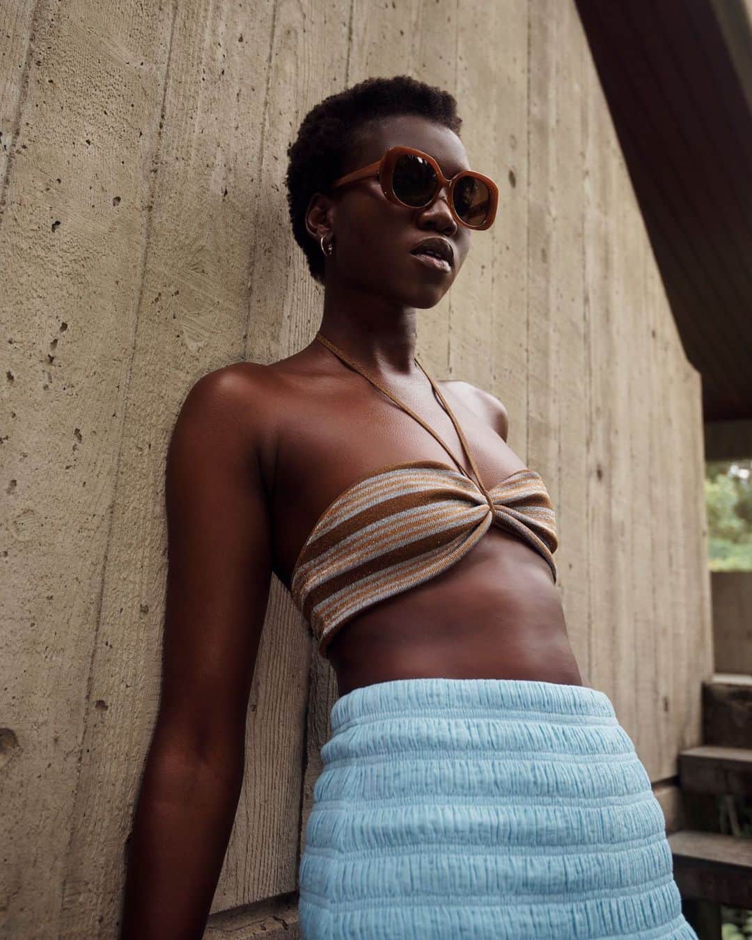 ベック&ブリッジのインスタグラム：「@nmmwl pairing back our new jinx bandeau and skye dreamer midi skirt. Find both pieces online + in stores #becandbridge」