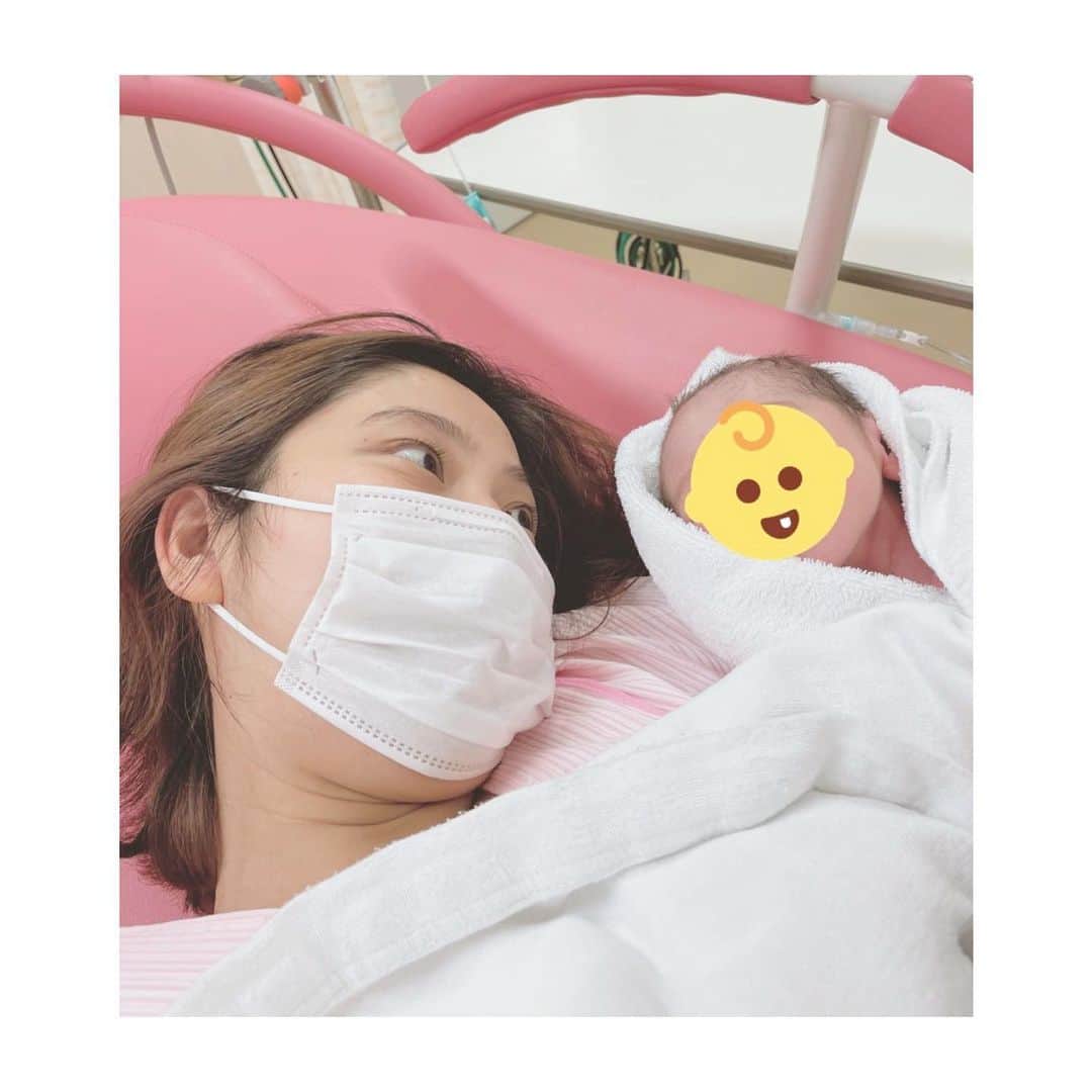 大崎みらいさんのインスタグラム写真 - (大崎みらいInstagram)「、 ご報告が遅くなりまして 申し訳ありません！ 、 無事、 12/16の夜中に第一子、 2850gの男の子を出産しました！ 、 前日の深夜から入院して 陣痛に耐えたので 約24時間の長丁場でした笑 、 ちょっと後で 絵とか描いて出産レポ 描いてみようかな👶💓 、 2枚目の写真は 私の新生児の頃の写真ですが この頃に我が子が激似です。笑 大崎家がみんな笑ってくれたくらい 激似です。笑 、 でもどことなく表情だったり 仕草だったりが旦那に似てると 思う時が結構あって、 ２人の子なんだなぁと しみじみ思いました😌✨ 、 Twitterでは 陣痛なうとか破水なうとか 実況させてもらって TL騒がせましたすみません笑 、 気を紛らわす為に必死でした笑 、 皆様のたくさんの応援を支えに なんとか乗り切れたよ😭 本当にしんどかった… 地球上すべてのお母さんに 大感謝したい… 、 ほんとにたくさんの方の 支えがあっての この幸せです！ 本当にありがとうございました！ 、 そして！ これからも宜しくお願い致します！ 、 、 、 #出産しました  #爆誕 #ママデビュー  #親バカ予備軍  #大感謝祭 #産後しんどい #サロンモデル #作品撮り  #撮影モデル #モデル  #美容師さんと繋がりたい  #ポートレート撮影 #自撮り女子  #イベントコンパニオン  #被写体モデル #インフルエンサー」12月19日 6時50分 - miccolo3