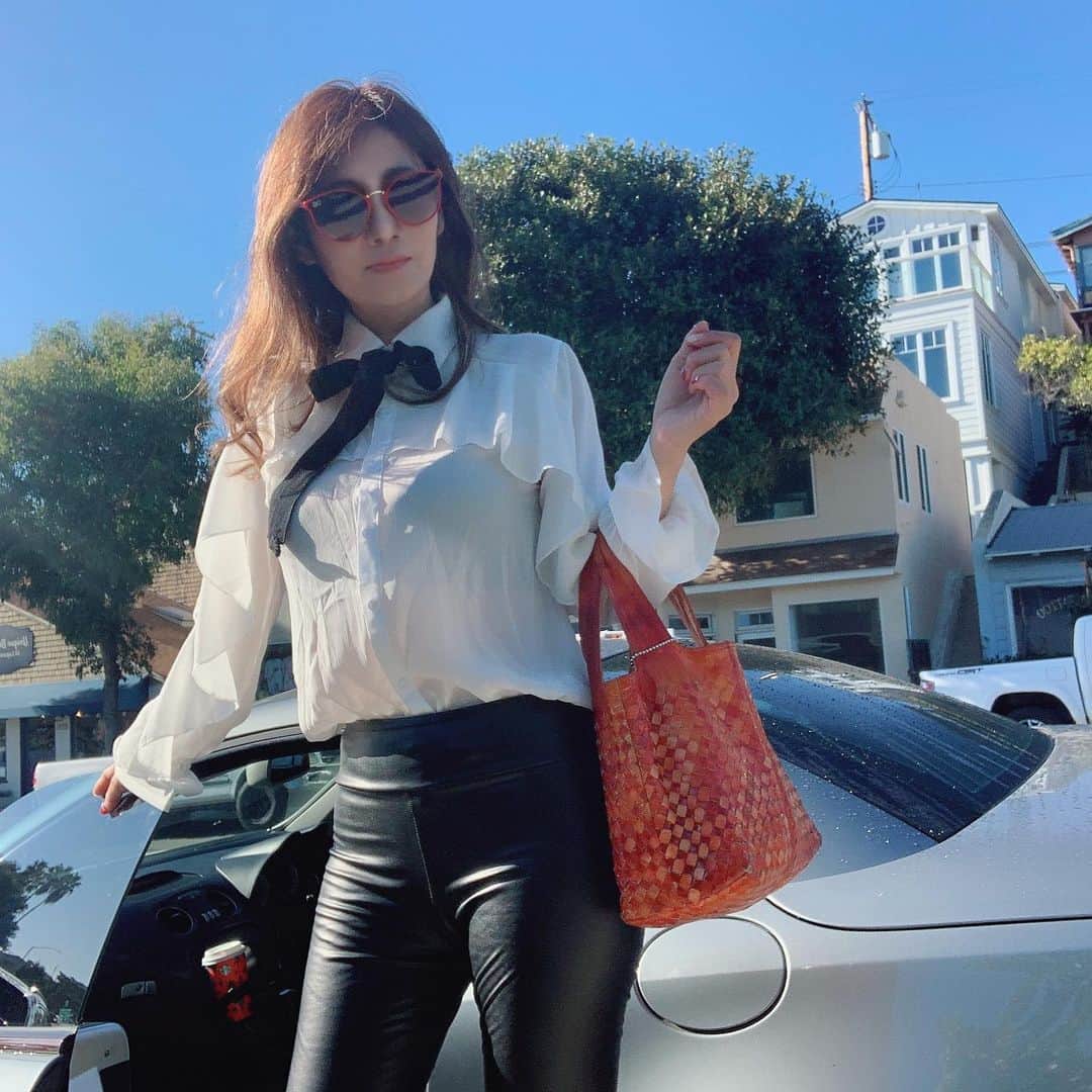 黒田美耶子さんのインスタグラム写真 - (黒田美耶子Instagram)「青い空とスケスケのブラウス。 日本ではできないファッション😊  #instadaily #instafashion #hollywood #rodeodrivebeverlyhills #shoppingstyle #fashiongram #fashionlover #買い物スタイル #ロサンゼルス生活」12月19日 6時44分 - miya_kuroda