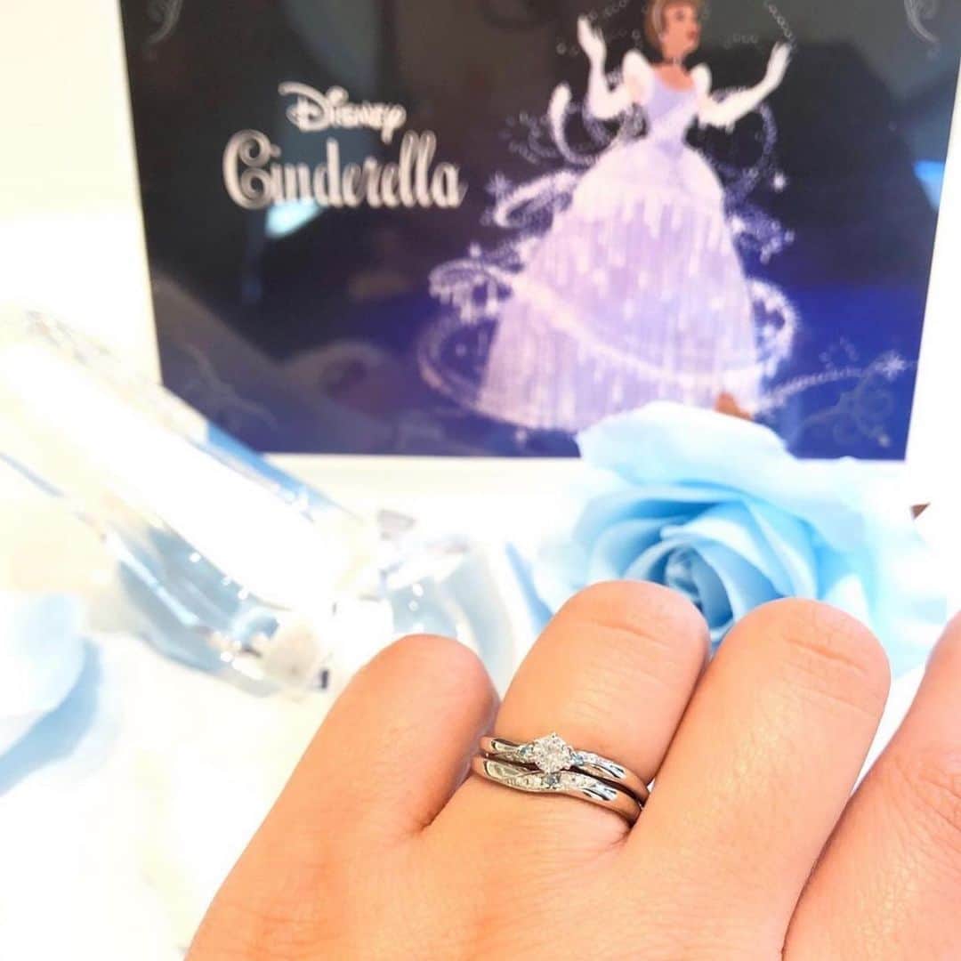 JKプラネット銀座.表参道.福岡|結婚指輪セレクトショップさんのインスタグラム写真 - (JKプラネット銀座.表参道.福岡|結婚指輪セレクトショップInstagram)「💍 @jkplanet.jewelry ディズニー シンデレラ – Disney Cinderella 2021- 『ディズニー シンデレラ ブライダルコレクション』2021年期間・数量限定モデル 「信じていれば夢はかならず叶う…」 どんなにつらいことがあっても、夢を諦めず自分を信じ続けたシンデレラ。 そして、シンデレラはその強い思いによって願いを叶えました。 美しく優しいシンデレラのような宝石💎『ブルートパーズ』をリングの内側に秘めた“ディズニーシンデレラ2021ブライダルコレクション”  デザイン名:Brilliant Magic(ブリリアントマジック) エンゲージリング(婚約指輪):シンデレラを変身させる美しい魔法✨魔法の輝きはいつまでもシンデレラを包み輝きます。 12時の鐘がなり、魔法が解けた後でも消えずに残ったシンデレラと思う時を結びつけるガラスの靴をエンゲージリングの内側へ忍ばせて…❤︎ リングの流れに添って留められたダイヤモンドでシンデレラを取り囲む魔法の軌跡を表現、12時の鐘が鳴り魔法が解けた後も消えずに残ったガラスの靴はシンデレラと王子を結びつけます🕛💕 マリッジリング(結婚指輪):シンデレラを変身させるフェアリーゴットマザーの魔法💫そのきらめきはいつまでも輝きながら優しくシンデレラを包み込みます。眩いまでの魔法の美しさを表現したデザイン。マリッジリングは流れるようなフォルムやメレダイヤモンドでシンデレラを包みこむ魔法の軌跡を表現し、薬指のウェーブラインに沿うようなカーブが手元を美しく見せてくれます💍✨ . ⇩JKPlanet（@jkplaet.jewelry） SHOP LIST⇩ 銀座本店・表参道店・横浜元町店・名古屋栄店・福岡天神店・熊本上通店・宮崎橘通り店・鹿児島天文館店 ． #JKPlanet #JKプラネット #結婚指輪JKPlanet #婚約指輪JKPlanet #結婚指輪のセレクトショップ #婚約指輪のセレクトショップ  #シンデレラ #ディズニー #ディズニー結婚指輪 #ディズニーウェディング #ディズニーシンデレラ #エンゲージリング #婚約指輪 #マリッジリング #結婚指輪 #結婚指輪💍 #結婚指輪探し #結婚指輪選び #婚約指輪探し #ウェディング #プロポーズ #プレ花嫁 #日本中のプレ花嫁さんと繋がりたい #全国のプレ花嫁さんと繋がりたい #結婚指輪銀座 #結婚指輪横浜 #結婚指輪名古屋 #結婚指輪福岡 #マリッジリング探し #婚約指輪💍」12月19日 6時49分 - jkplanet.jewelry