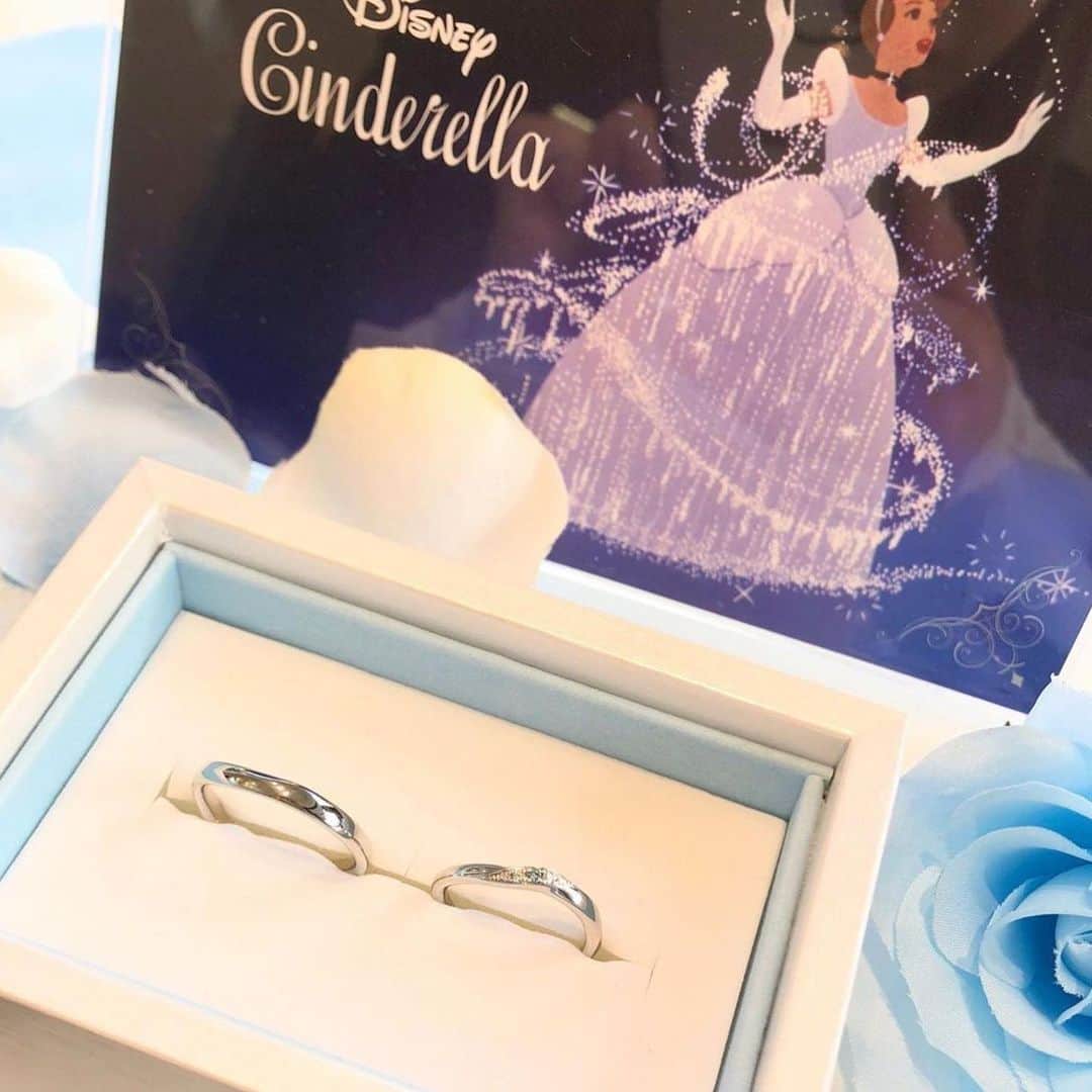 JKプラネット銀座.表参道.福岡|結婚指輪セレクトショップさんのインスタグラム写真 - (JKプラネット銀座.表参道.福岡|結婚指輪セレクトショップInstagram)「💍 @jkplanet.jewelry ディズニー シンデレラ – Disney Cinderella 2021- 『ディズニー シンデレラ ブライダルコレクション』2021年期間・数量限定モデル 「信じていれば夢はかならず叶う…」 どんなにつらいことがあっても、夢を諦めず自分を信じ続けたシンデレラ。 そして、シンデレラはその強い思いによって願いを叶えました。 美しく優しいシンデレラのような宝石💎『ブルートパーズ』をリングの内側に秘めた“ディズニーシンデレラ2021ブライダルコレクション”  デザイン名:Brilliant Magic(ブリリアントマジック) エンゲージリング(婚約指輪):シンデレラを変身させる美しい魔法✨魔法の輝きはいつまでもシンデレラを包み輝きます。 12時の鐘がなり、魔法が解けた後でも消えずに残ったシンデレラと思う時を結びつけるガラスの靴をエンゲージリングの内側へ忍ばせて…❤︎ リングの流れに添って留められたダイヤモンドでシンデレラを取り囲む魔法の軌跡を表現、12時の鐘が鳴り魔法が解けた後も消えずに残ったガラスの靴はシンデレラと王子を結びつけます🕛💕 マリッジリング(結婚指輪):シンデレラを変身させるフェアリーゴットマザーの魔法💫そのきらめきはいつまでも輝きながら優しくシンデレラを包み込みます。眩いまでの魔法の美しさを表現したデザイン。マリッジリングは流れるようなフォルムやメレダイヤモンドでシンデレラを包みこむ魔法の軌跡を表現し、薬指のウェーブラインに沿うようなカーブが手元を美しく見せてくれます💍✨ . ⇩JKPlanet（@jkplaet.jewelry） SHOP LIST⇩ 銀座本店・表参道店・横浜元町店・名古屋栄店・福岡天神店・熊本上通店・宮崎橘通り店・鹿児島天文館店 ． #JKPlanet #JKプラネット #結婚指輪JKPlanet #婚約指輪JKPlanet #結婚指輪のセレクトショップ #婚約指輪のセレクトショップ  #シンデレラ #ディズニー #ディズニー結婚指輪 #ディズニーウェディング #ディズニーシンデレラ #エンゲージリング #婚約指輪 #マリッジリング #結婚指輪 #結婚指輪💍 #結婚指輪探し #結婚指輪選び #婚約指輪探し #ウェディング #プロポーズ #プレ花嫁 #日本中のプレ花嫁さんと繋がりたい #全国のプレ花嫁さんと繋がりたい #結婚指輪銀座 #結婚指輪横浜 #結婚指輪名古屋 #結婚指輪福岡 #マリッジリング探し #婚約指輪💍」12月19日 6時49分 - jkplanet.jewelry