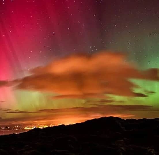 ブルックグレグソンのインスタグラム：「Someday I”ll see this in person! Aurora Borealis northern lights at Bishop’s Point Magilligan. 📸 by Owen Anderson 🌈💕✨」
