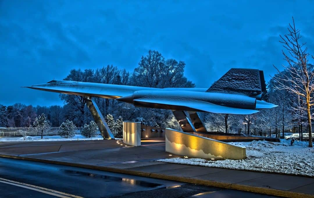 CIAさんのインスタグラム写真 - (CIAInstagram)「Recent snowfall at #CIA headquarters has our A12 OXCART looking particularly festive.  . Did you know? This display suspends the airframe at an operational flight attitude of 85,000-90,000 feet—its nose up 8 degrees and airframe rolled 9 degrees to the left. . . . #flashbackfriday」12月19日 7時00分 - cia