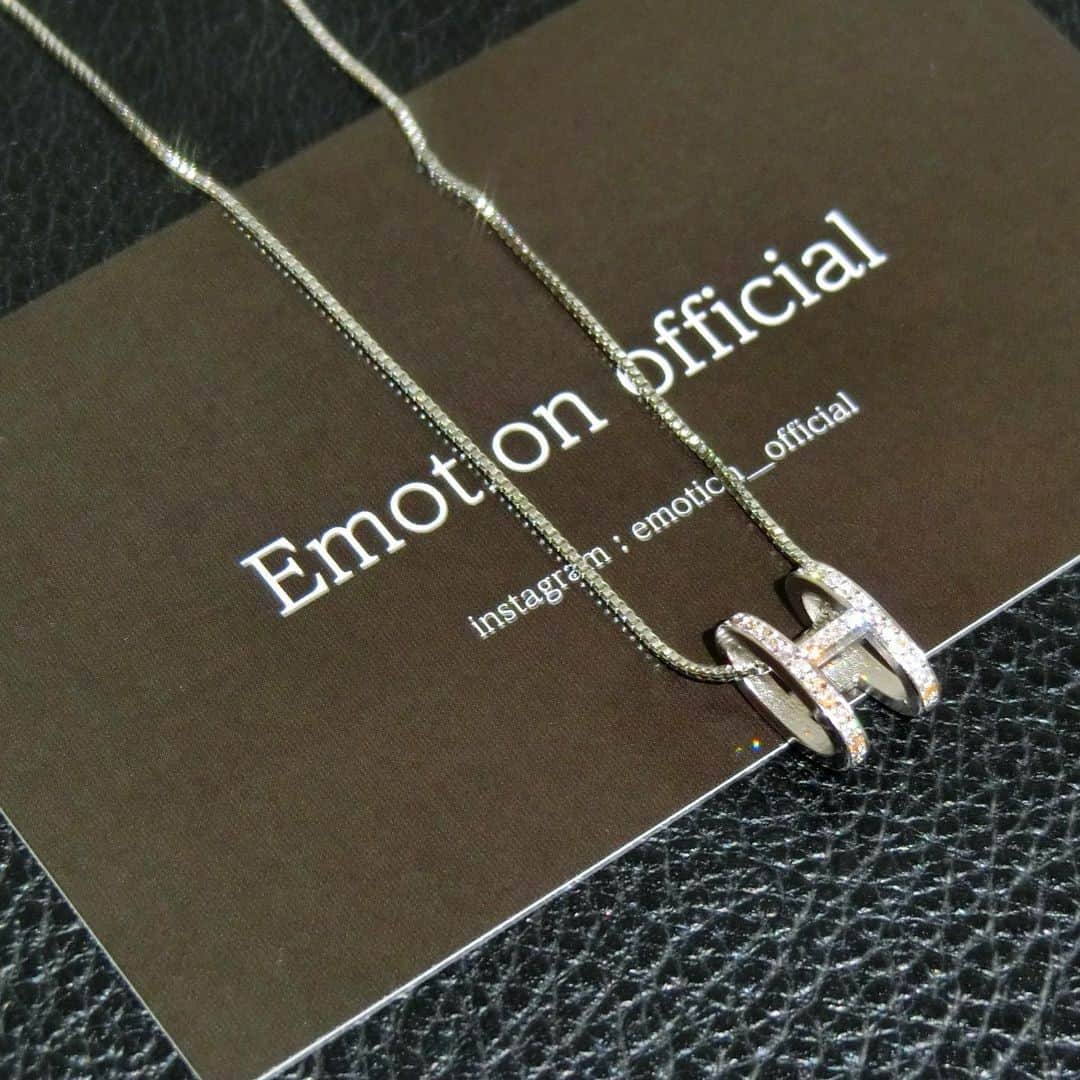 Kahonnaさんのインスタグラム写真 - (KahonnaInstagram)「@emotion__magazine 🤍🙏🏼 18k plating cz diamond H charm necklace (white gold) 小さめでかわいいデザイン👏✨ #emotionmagazine#necklace#accessory」12月19日 6時55分 - kahonnaaaa